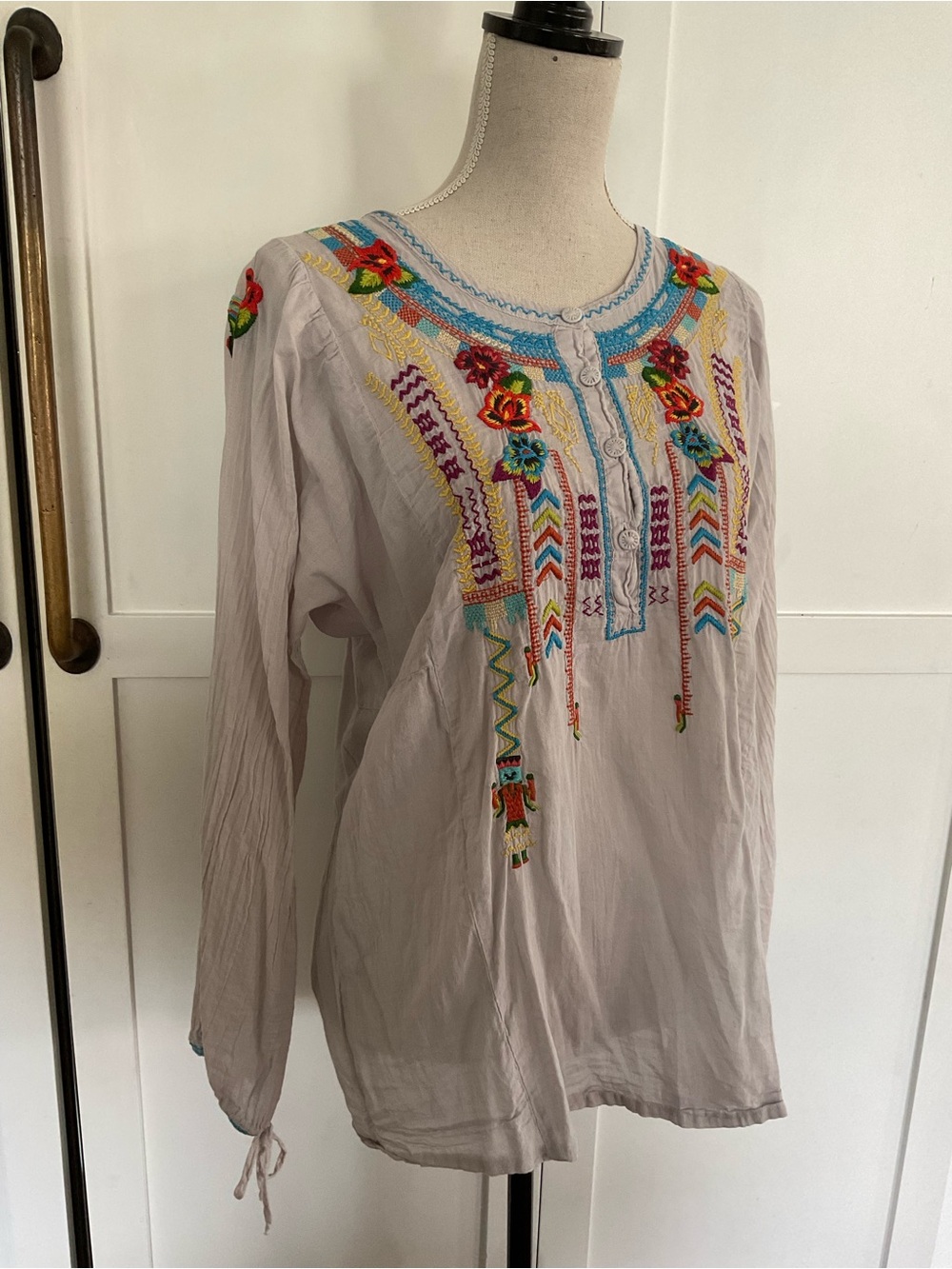 Sundance gray Boho Embroidered Tunic Top with Multicolor Floral Accents Large